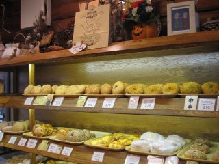 많은 종류의 정돈된 빵 
