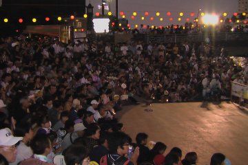 Huge crowd around the stage near Ryogoku Bridge