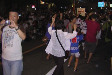 Tourists jump in to join the 'Niwaka-Ren (makeshift team) and start dancing