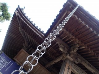 Chain to slow falling water drops from main temple roof