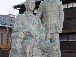 記念館外の庭には厳久郎と魯迅の像が立つ