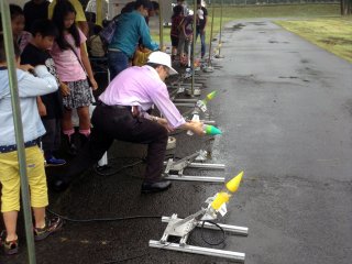 아이들은 수력 로켓을 만들어 하늘로 발사하는 것을 매우 즐겼다. 절반은 땅으로 떨어져 산산조각이...