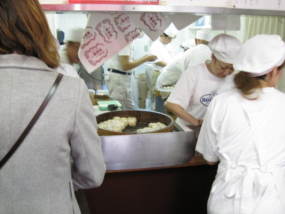 Thêm nhiều đầu bếp đang làm việc bên trong cửa hàng ở Rosyoki