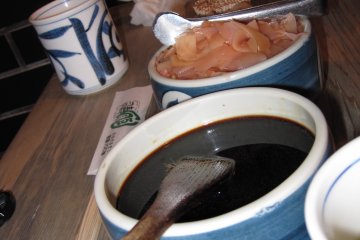 The common&nbsp;soy sauce bowl and lots of ginger to cleanse&nbsp;your palate after each piece