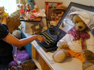 私の娘が試さずにはいられなかった旧式タイプライター。タッチスクリーンのiPad世代の娘は、キーのあまりの固さに驚き、手紙を打つのにこんなに力が要るのかと唖然としていた