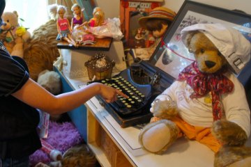 <p>An old-style typewriter&nbsp;which my daughter definitely wanted to&nbsp;try out. Being of the touch screen-iPad generation, my daughter was&nbsp;surprised by the tough mechanical keys&nbsp;which require so much effort produce a letter.</p>