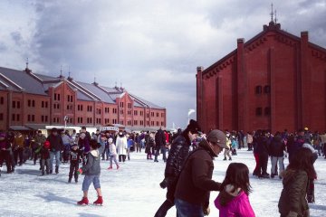 <p>Outdoor ice-skating rink next to Yokohama red brick warehouse- 3</p>