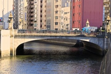 <p>The tunnel-like structure has several&nbsp;doors on the riverside,&nbsp;so you can step outside and take in the various views. Watching towards the&nbsp;Akihabara side&nbsp;you get this view with&nbsp;Manseibashi&nbsp;Bridge and the river flowing below.</p>