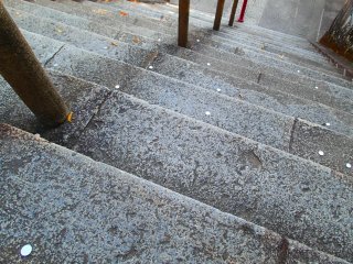 Tiền xu được vứt lại mỗi bậc thang đến tòa nhà chính để tránh điều không may