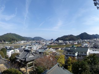 Quang cảnh ngoạn mục của Hisawa nhìn từ khuôn viên đền