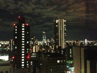 ทิวทัศน์ยามค่ำคืนของTsutenkaku Tower และรอบๆจากห้องนอนที่โรงแรมSheraton Miyako
