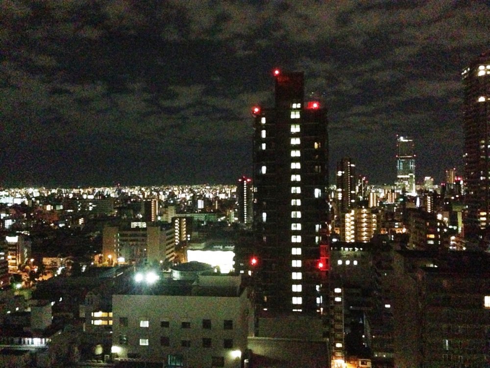 ทิวทัศน์ยามค่ำคืนของTsutenkaku Tower และรอบๆ