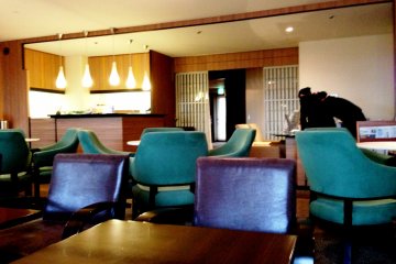 쉐라톤 미야코 호텔 오사카 클럽 라운지는 특히 영업시간에는 평화로운 휴양지다