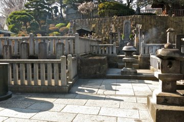 <p>The grave of&nbsp;Asano Takuminokami Naganori</p>