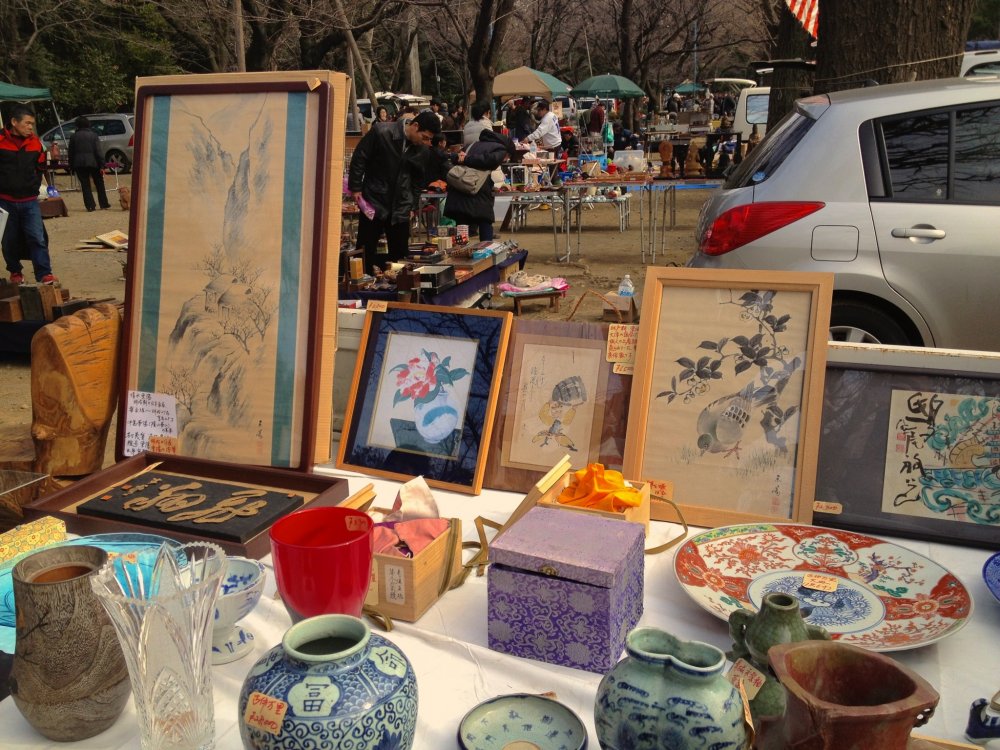 Every flea market has some specialty and the one&nbsp;at&nbsp;Yasukuni Shrine&nbsp;has many&nbsp;pottery items and paintings which form the major part of the market. The&nbsp;dealers are usually&nbsp;very friendly and some regular&nbsp;dealers even speak English.