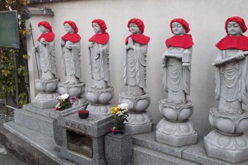 <p>Я думаю, что это статуи&nbsp;Дзидзо, божества охраняющего детей</p>