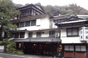 Ichino-yu was established in 1630! You can even see it in a Hiroshige ukiyo-e painting or two. The beautiful, old wooden building is four stories high and built in a simple but complex style