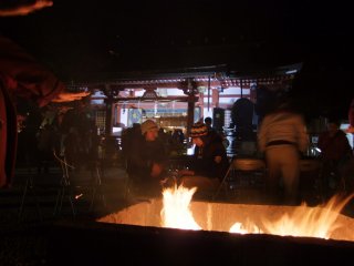 tụ tập quanh lửa trại trước miếu để sưởi ấm