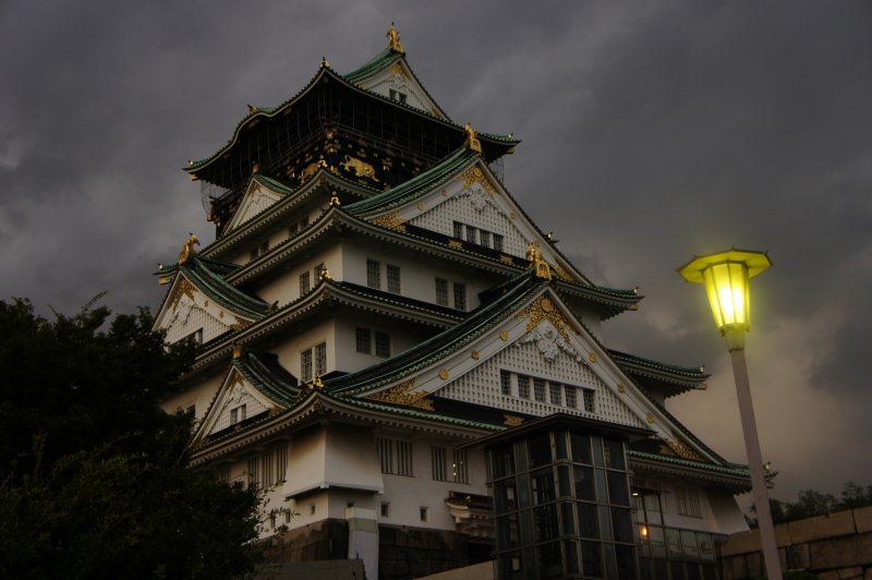 오사카 성 주변의 나트륨 램프가 켜지는 저녁은 특히 흥미롭다. 그것은 낮과 전혀 다른 모습이다