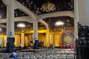 <p>Another view of the meditation hall at Tsukiji Honganji. I sat there for around 15 minutes and shut my eyes. Bliss...</p>