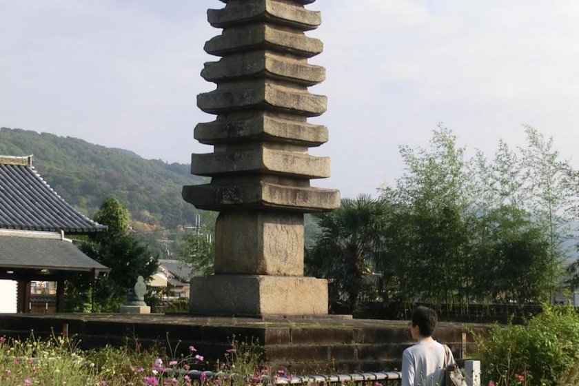 13 lapis obelisk di depan kuil Hannyaji