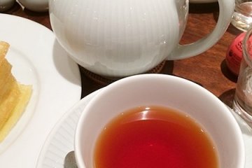 <p>紅茶（是菜單推薦的有蜂蜜和巧克力風味的阿薩姆紅茶）</p>