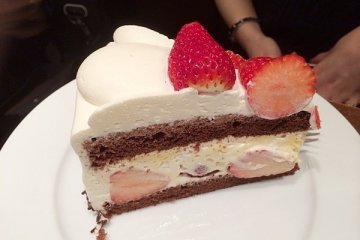 <p>草莓巧克力蛋糕　８５０日幣</p>
