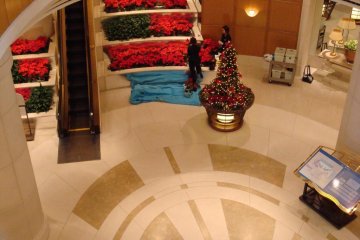 พนักงานของโรงแรม นิกโก โตเกียว ที่กำลังตกแต่งเพื่อต้อนรับเทศกาลคริสมาสต์