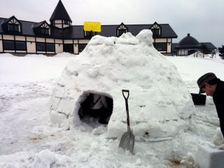 Chiếc lều tuyết igloo đã được dựng xong. Nào hãy cùng nhau tìm hiểu cách dựng lều nhé.