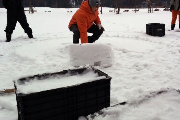 <p>Bricks are made by shoveling snow into this boxes which have one side open. Compact the snow with your foot, slide the brick out, then get stacking!</p>