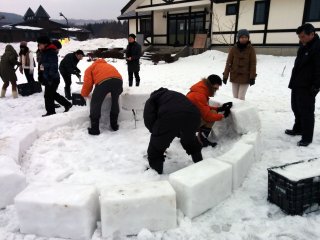 To start, mark out the size of the igloo you want and slowly start stacking.&nbsp;