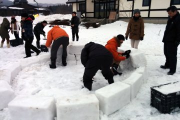 <p>To start, mark out the size of the igloo you want and slowly start stacking.&nbsp;</p>