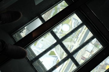 <p>Glass Floor ยืนบนพื้นกระจกมองเห็นพื้นดินด้านล่าง</p>