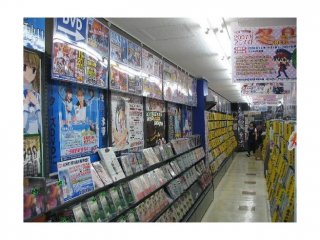 ย่านเด็น เด็น ทาวน์ยังมีร้านเกม&nbsp;ของเล่น การ์ตูน DVD ต่างๆ ร้านปาจิงโกะ ร้านตัวหุ่นโมเดลไว้ให้ ชาวโอตาคุได้เลือกหาซื้อกัน หรือที่เรียกว่า Hobby Shop