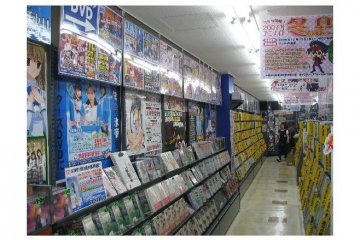 <p>ย่านเด็น เด็น ทาวน์ยังมีร้านเกม&nbsp;ของเล่น การ์ตูน DVD ต่างๆ ร้านปาจิงโกะ ร้านตัวหุ่นโมเดลไว้ให้ ชาวโอตาคุได้เลือกหาซื้อกัน หรือที่เรียกว่า Hobby Shop</p>