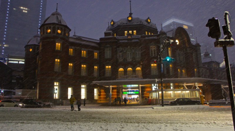 <p>Tokyo Station on a snowy day&mdash;looks rather mystic.</p>