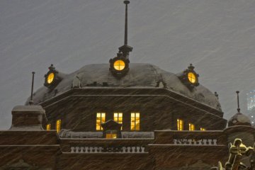 <p>The snowfalls in 2013 and 2014 have&nbsp;been heavy enough that the snow could&nbsp;accumulate&nbsp;on the top of the station building&mdash;a&nbsp;snow cap!</p>