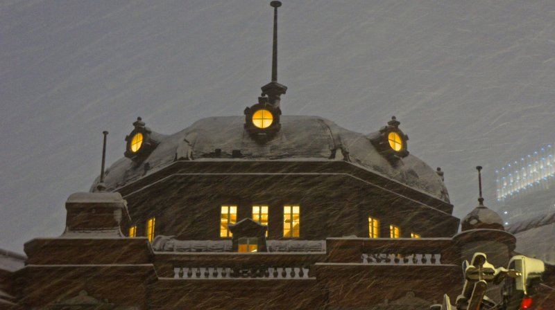 <p>The snowfalls in 2013 and 2014 have&nbsp;been heavy enough that the snow could&nbsp;accumulate&nbsp;on the top of the station building&mdash;a&nbsp;snow cap!</p>