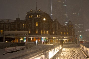 <p>Some activity at&nbsp;the south entrance of Tokyo Station, as&nbsp;some buses kept running despite the&nbsp;bad weather.</p>
