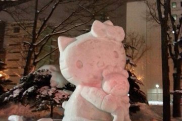 <p>รูปปั้น Hello Kitty การ์ตูนดังของประเทศญี่ปุ่น</p>