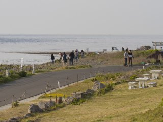 From the lighthouse, it&#39;s just a few steps to Yumesakinami&nbsp;Park (the grassy area) and Yumegasaki Cape (in the distance)