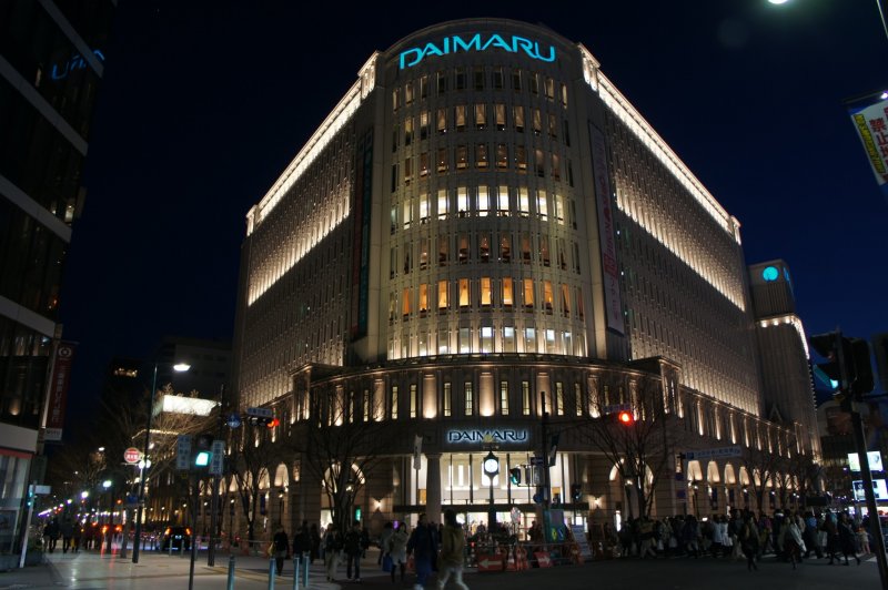 주요 쇼핑몰 다이마루가 모토마치에 있으며, 마루이는 산 노미야역에서 조금 더 가깝다