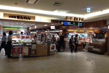 <p>ตลาดในสนามบินชินชิโตเสะ</p>