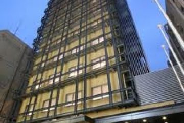 <p>ตึกของโรงแรมวิสต้าแกรนด์ในย่านซินไซบาชิ/นัมบะ เดินจากสถานีรถไฟมาไม่ไกล</p>