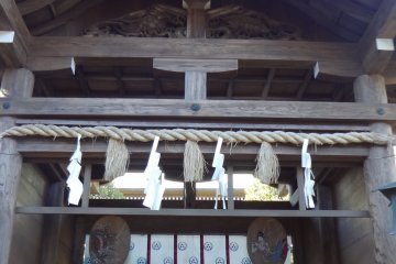 <p>The maiden who came down to Enoshima is enshrined at the first shrine, called Hetsuno-miya (辺津宮).</p>