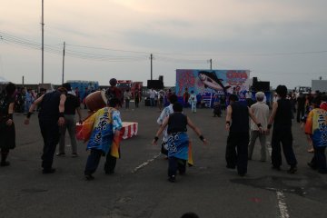 블루마린 축제 중 춤을 추는 주민들