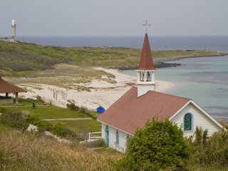 趣のある「教会」からはビーチのキャンプ場が見渡せる