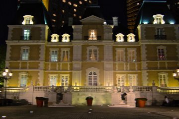 프랑스 레스토랑 샤토 레스토랑의 야간에 빅토리아 시대 스타일의 가로등이 설치된 18세기 건축