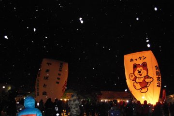 <p>Even mascots such as Hokkun the Hokkaido Bank mascot made it to the side of this paper balloon.</p>
