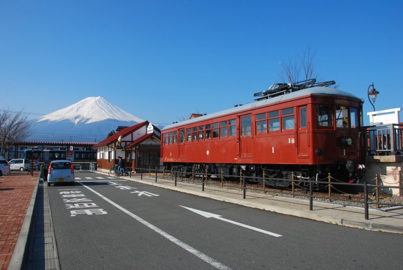 <p>ภูเขาไฟฟูจิออกมาต้อนรับตั้งแต่เดินทางมาถึงที่สถานีรถไฟ Kawaguchiko</p>